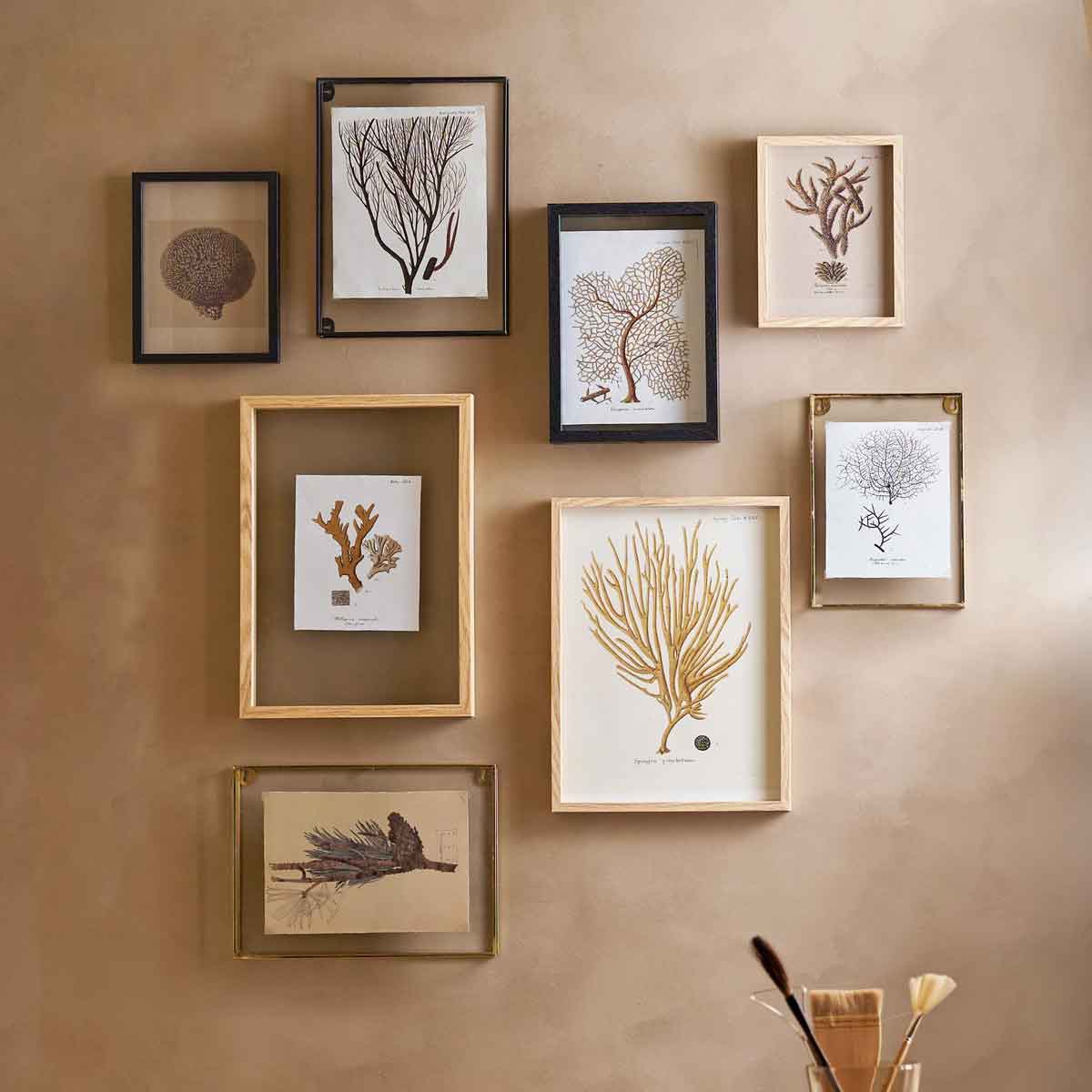 foto wand met verschillende kleuren fotolijstjes bij de stijl eclectisch interieur