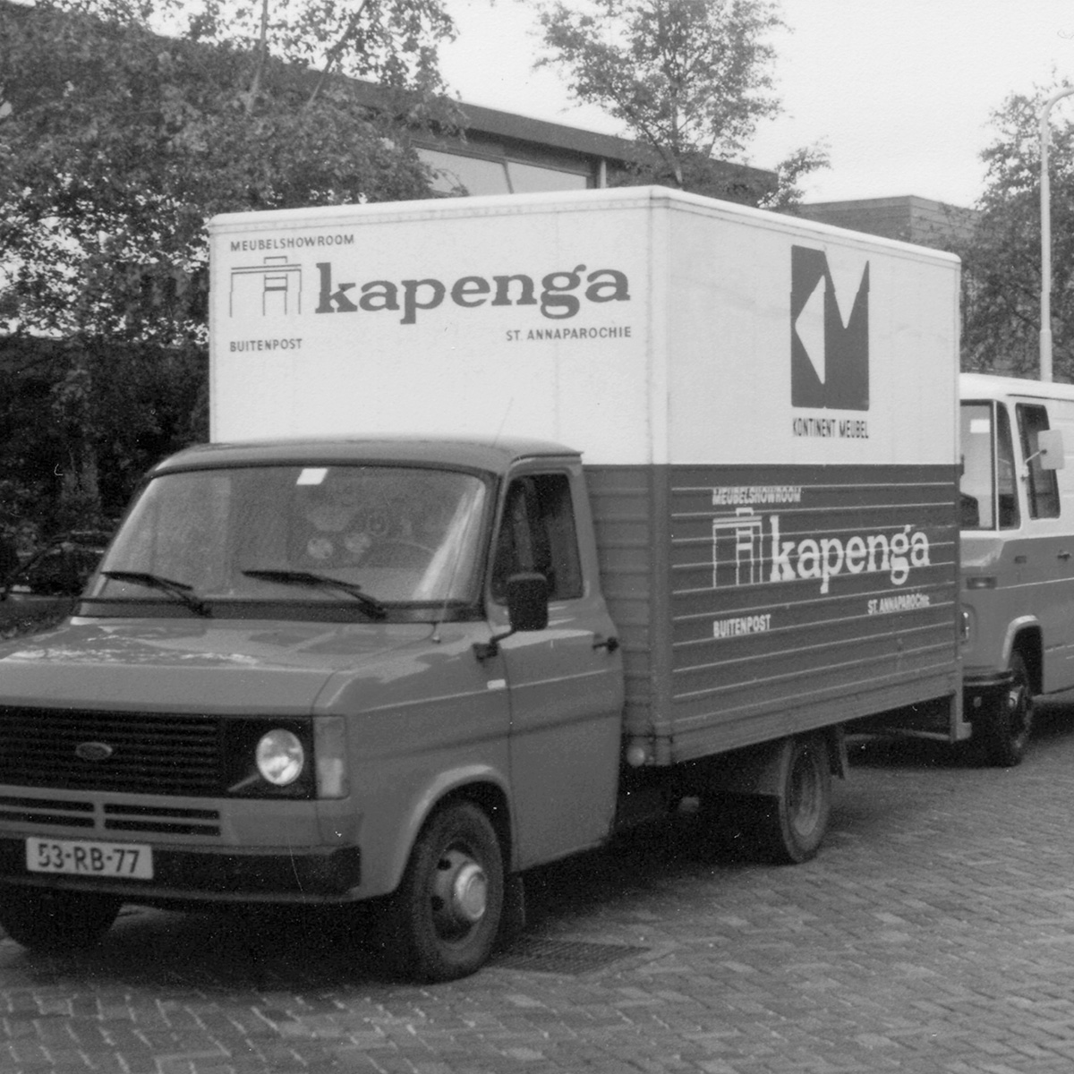 foto van een vrachtwagen van vroeger met de naam Kapenga Wonen erop