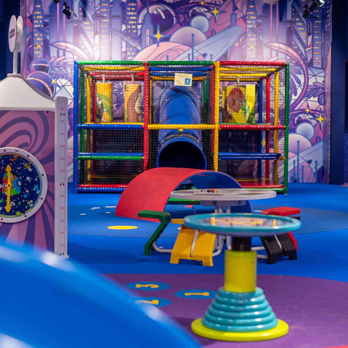 Meerdere speeltoestellen voor kinderen in het kinderdorp