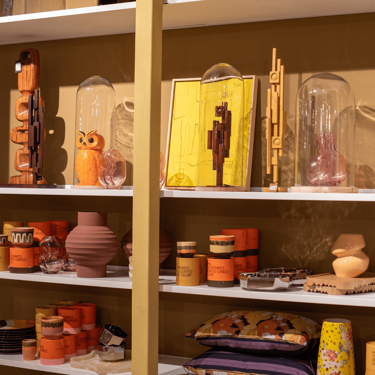 sfeerbeeld van kleurrijke woonaccessoires in de woonstijl eclectisch interieur