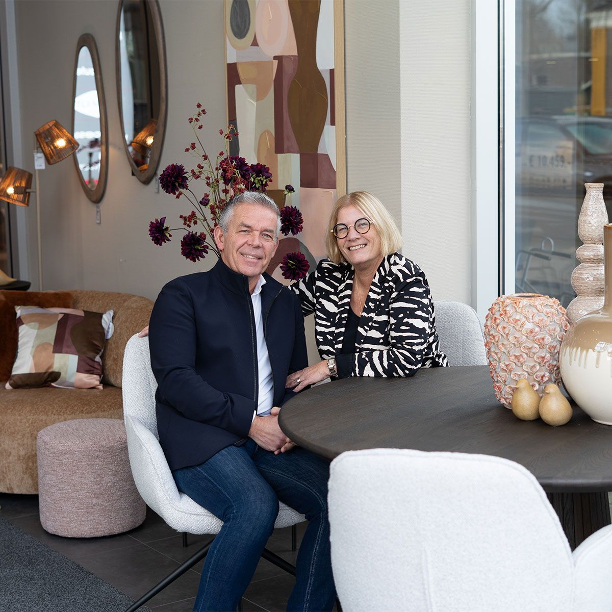 Wilma en Peter zittend  bij Kapenga Wonen 