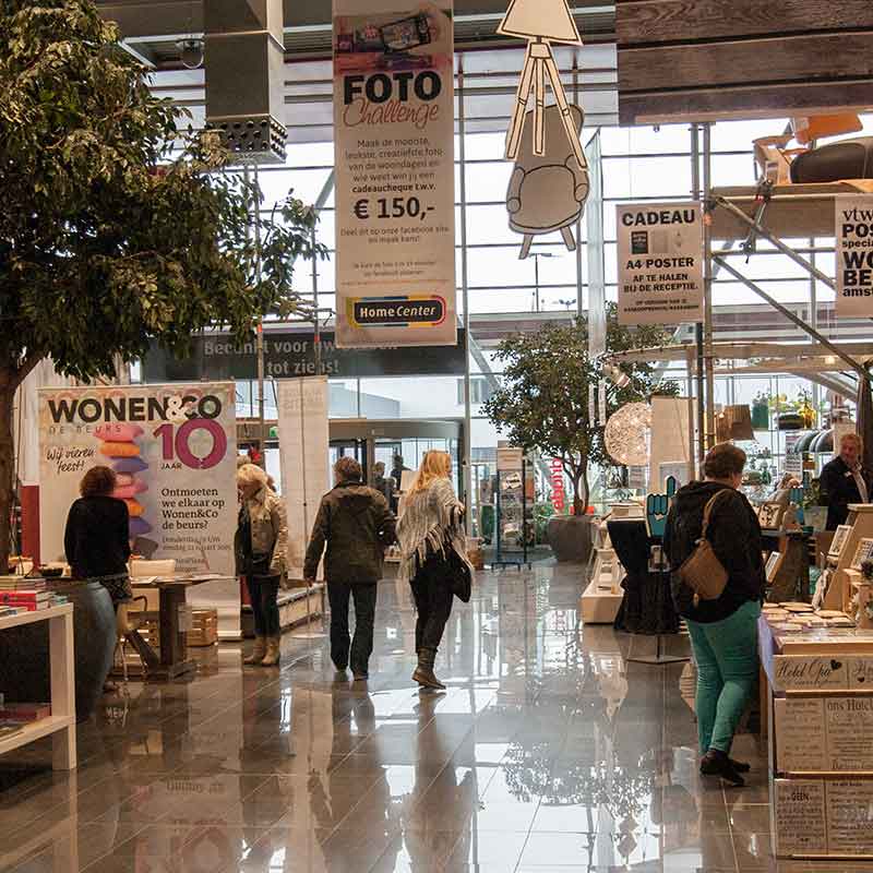 Winkelende mensen in de hal van Home Center