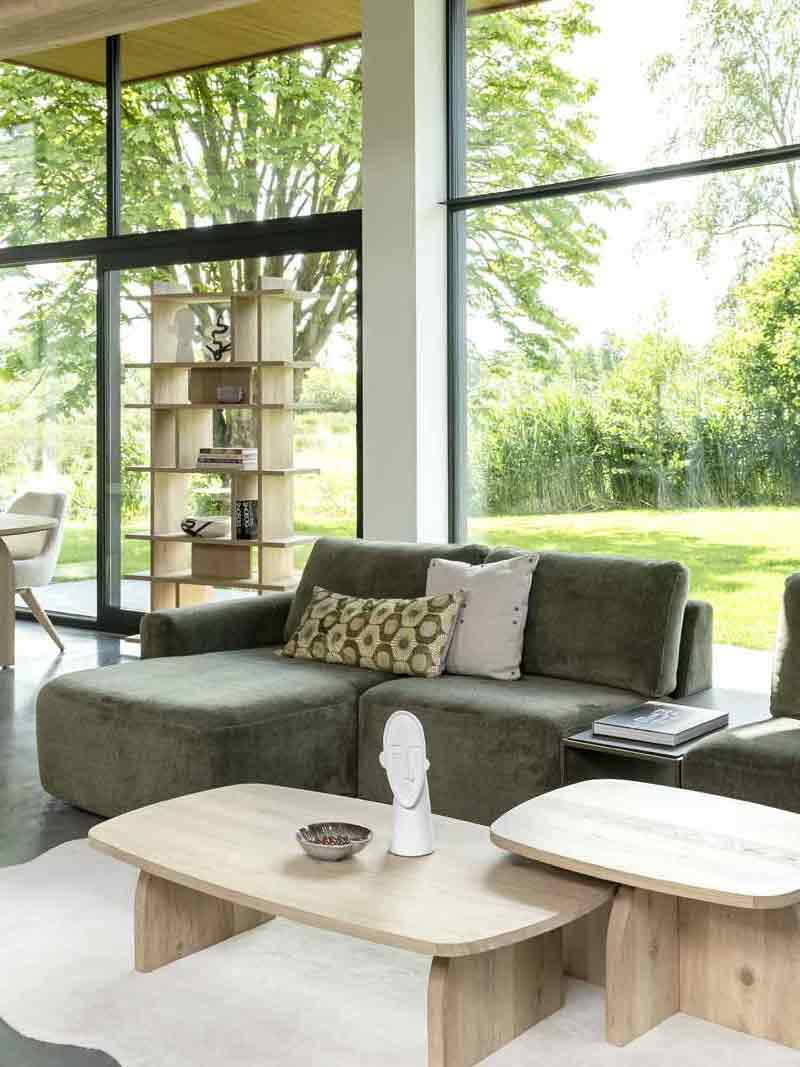 Een donkergroene zitbank van INHOUSE in een lichte woonkamer