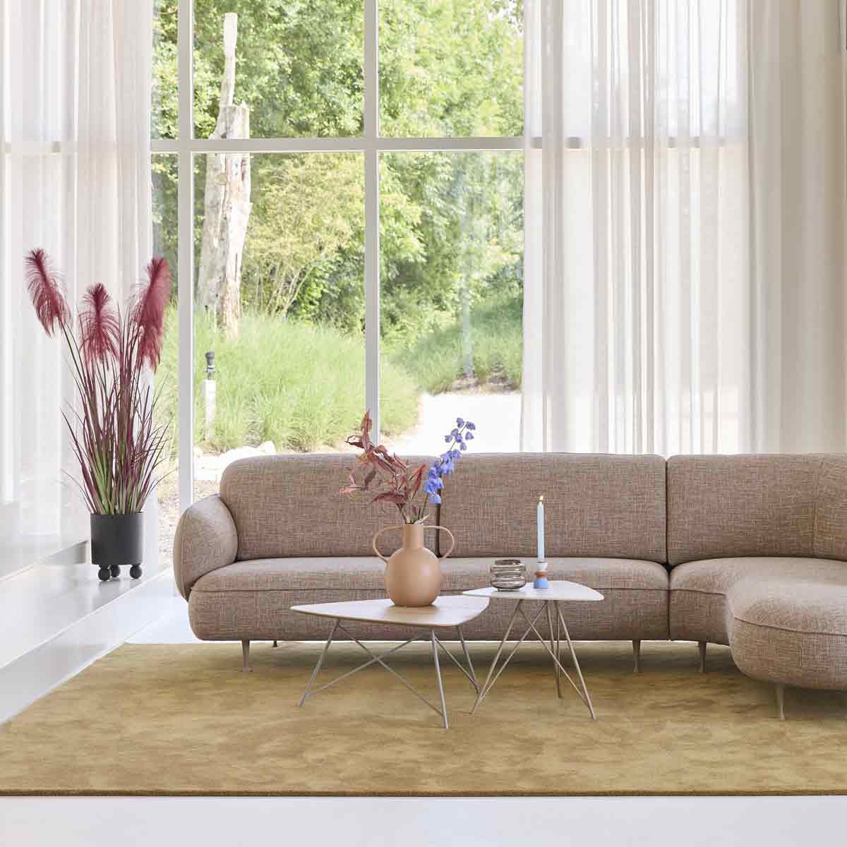 Roze bank van Bert Plantagie met organische vormen