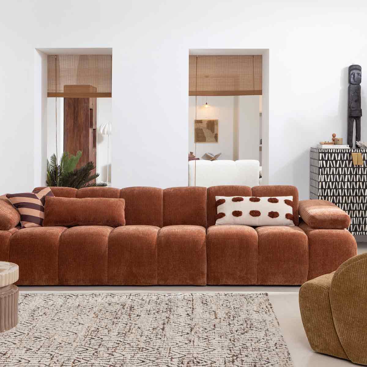 Koperkleurige rechte retro bank in een woonkamer