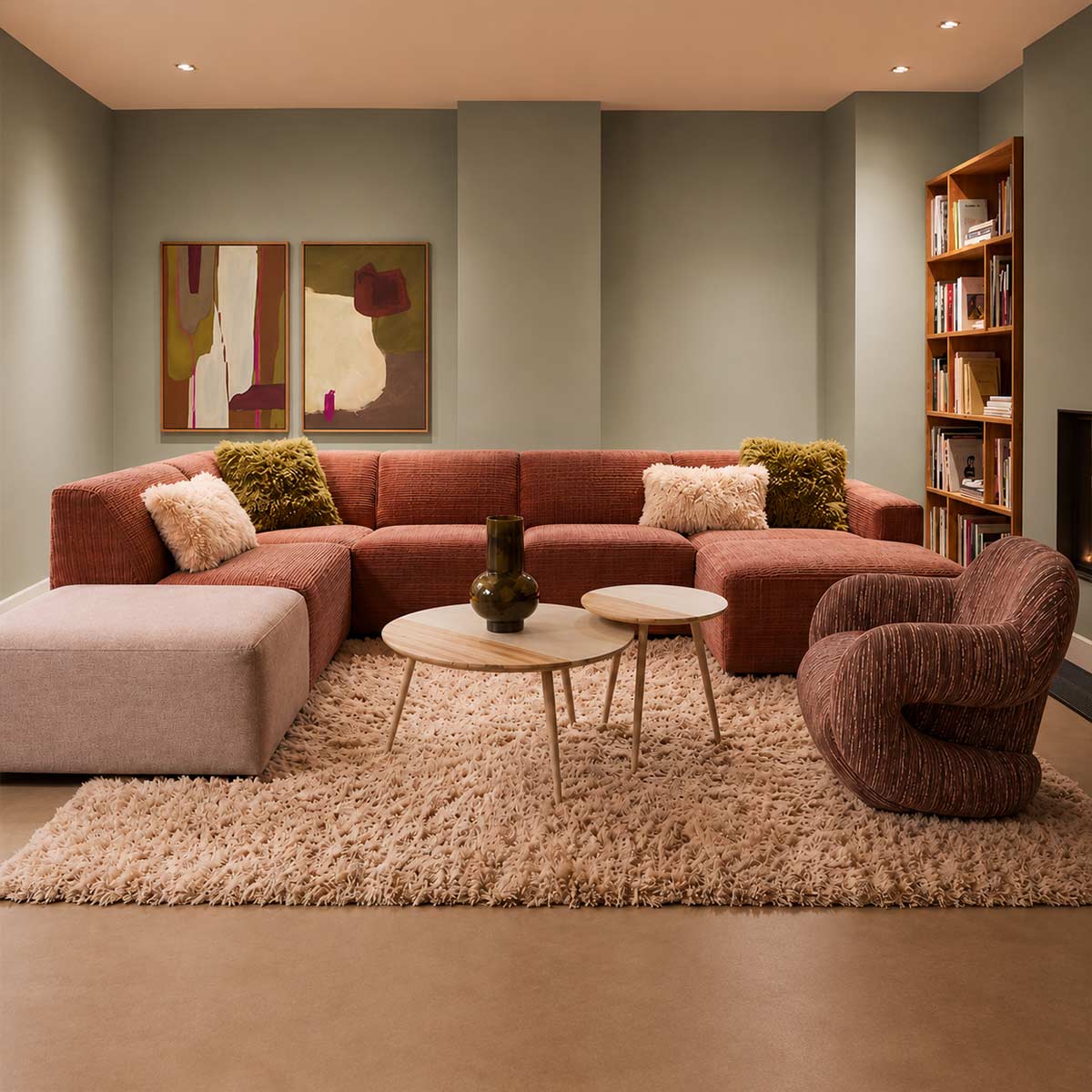 Botanical Elegance woontrend 2027 met roestkleurige hoekbank, zachte sierkussens, organisch gevormde fauteuil, houten salontafels en een hoogpolig crème vloerkleed