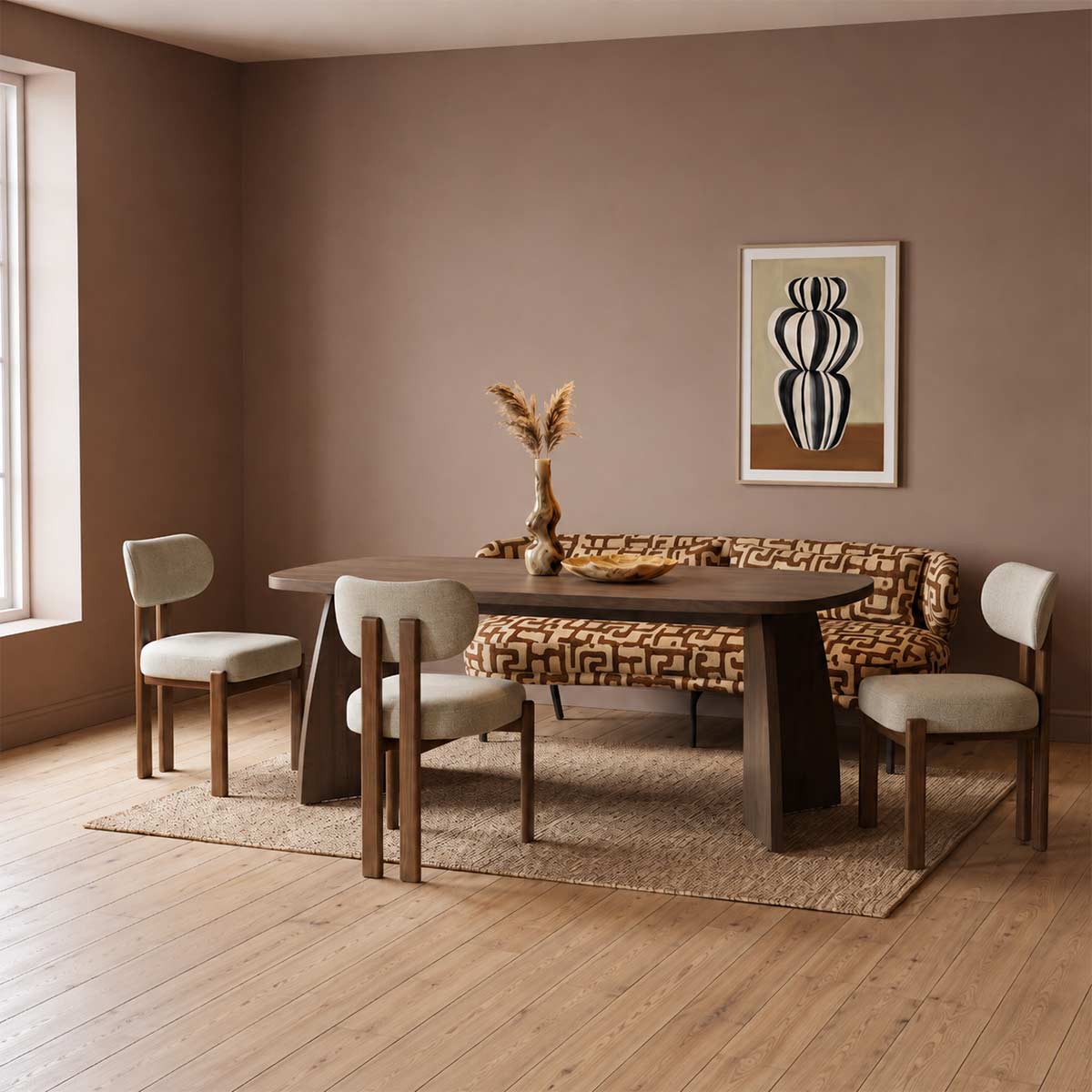 Collected Layers woontrend 2027 met houten organische eettafel, grafische eetkamerbank, zachte stoelen en warme natuurlijke bruintinten