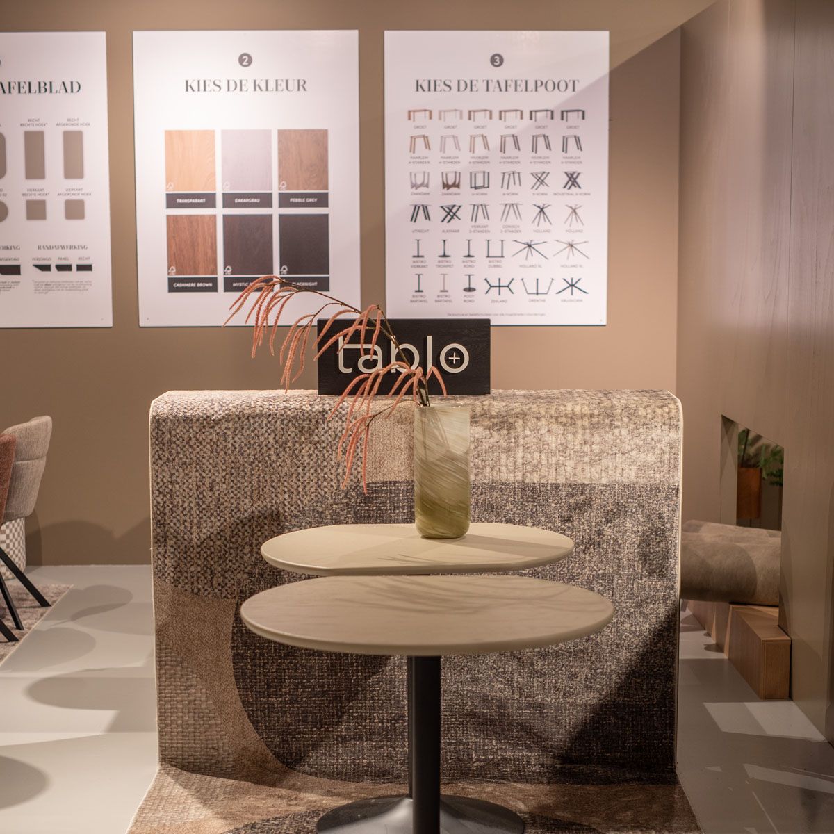 Ronde tafels met vaas voor een Tablo presentatie met kleuren en tafelpoten