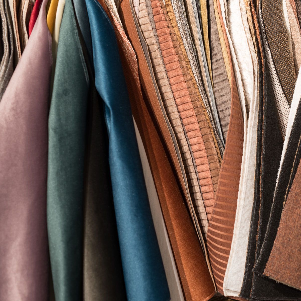 Stofstalen uit de collectie van woood in roze, groen, blauw, bruin en beige met verschillende structuren en patronen.