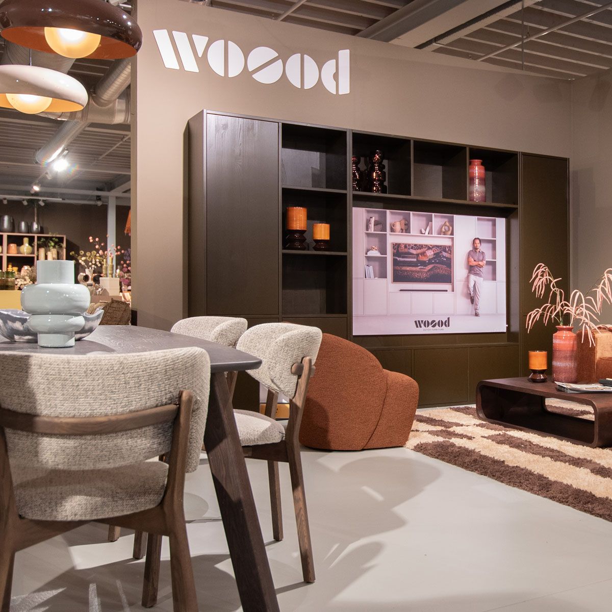 Grootste WOOOD showroom met zithoeken, eettafels, fauteuils, kasten, woonaccessoires en roze en beige wanden. in Home Center Wolvega