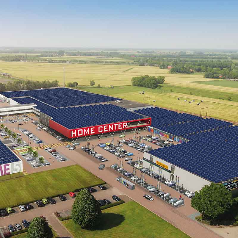 Het dak van Home Center met daarop zonnepanelen