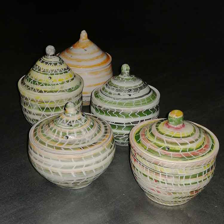 Vijf keramieken potjes met deksel in frisse kleuren