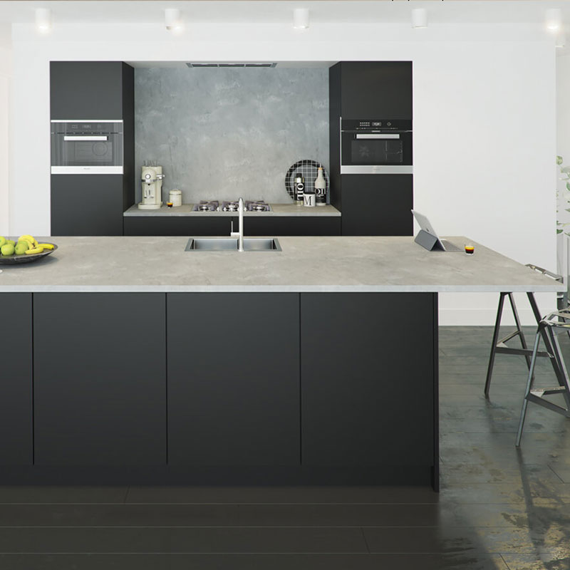 Strakke zwarte keuken met groot kookeiland, grijs werkblad, ingebouwde apparaten en betonnen achterwand