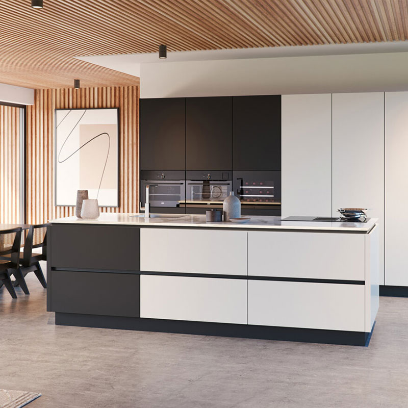 Moderne keuken met zwart-wit kookeiland, houten accenten, inbouwapparaten en strak afgewerkt plafond