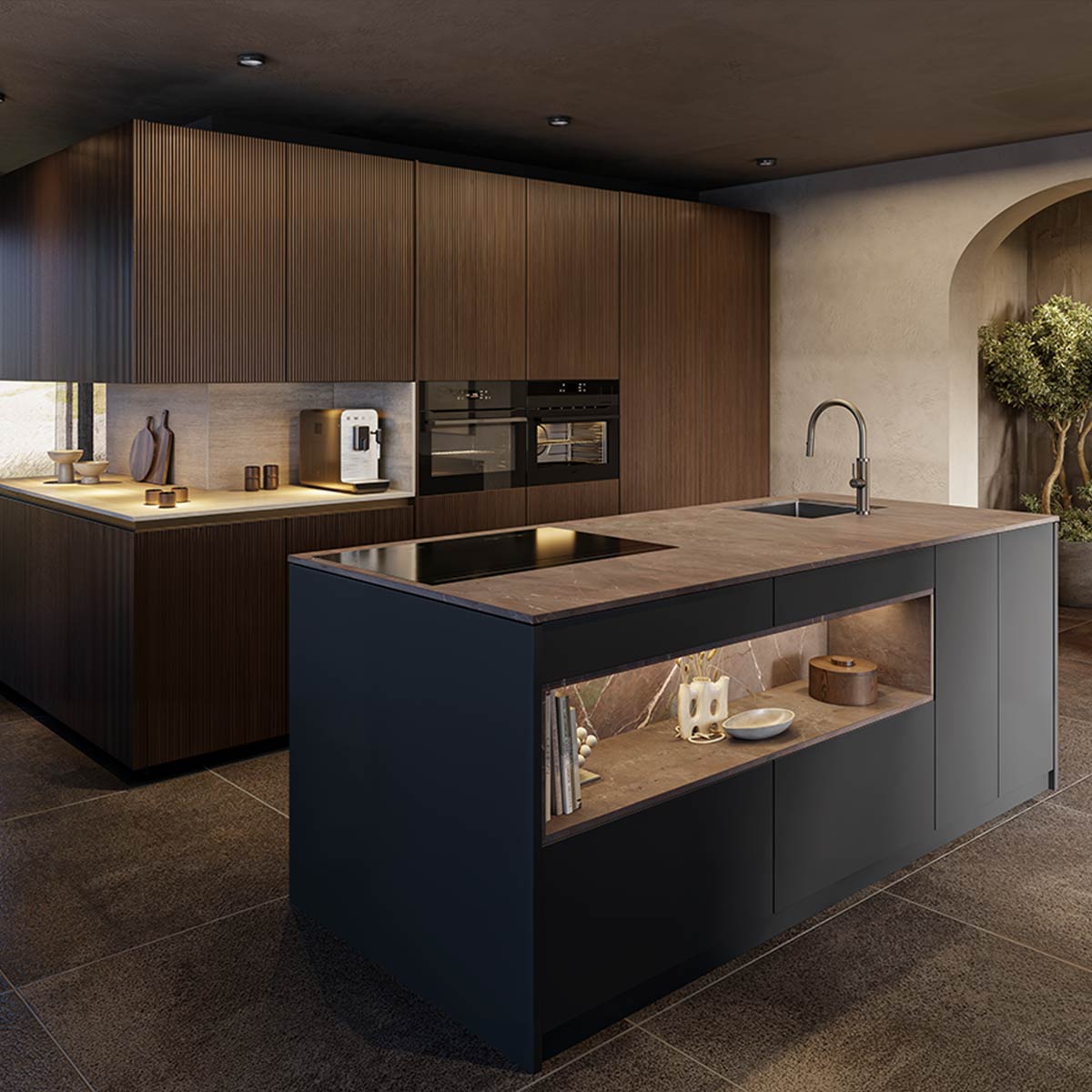 Moderne zwarte keuken met donker hout, kookeiland, marmeren werkblad, open nis en sfeervolle verlichting