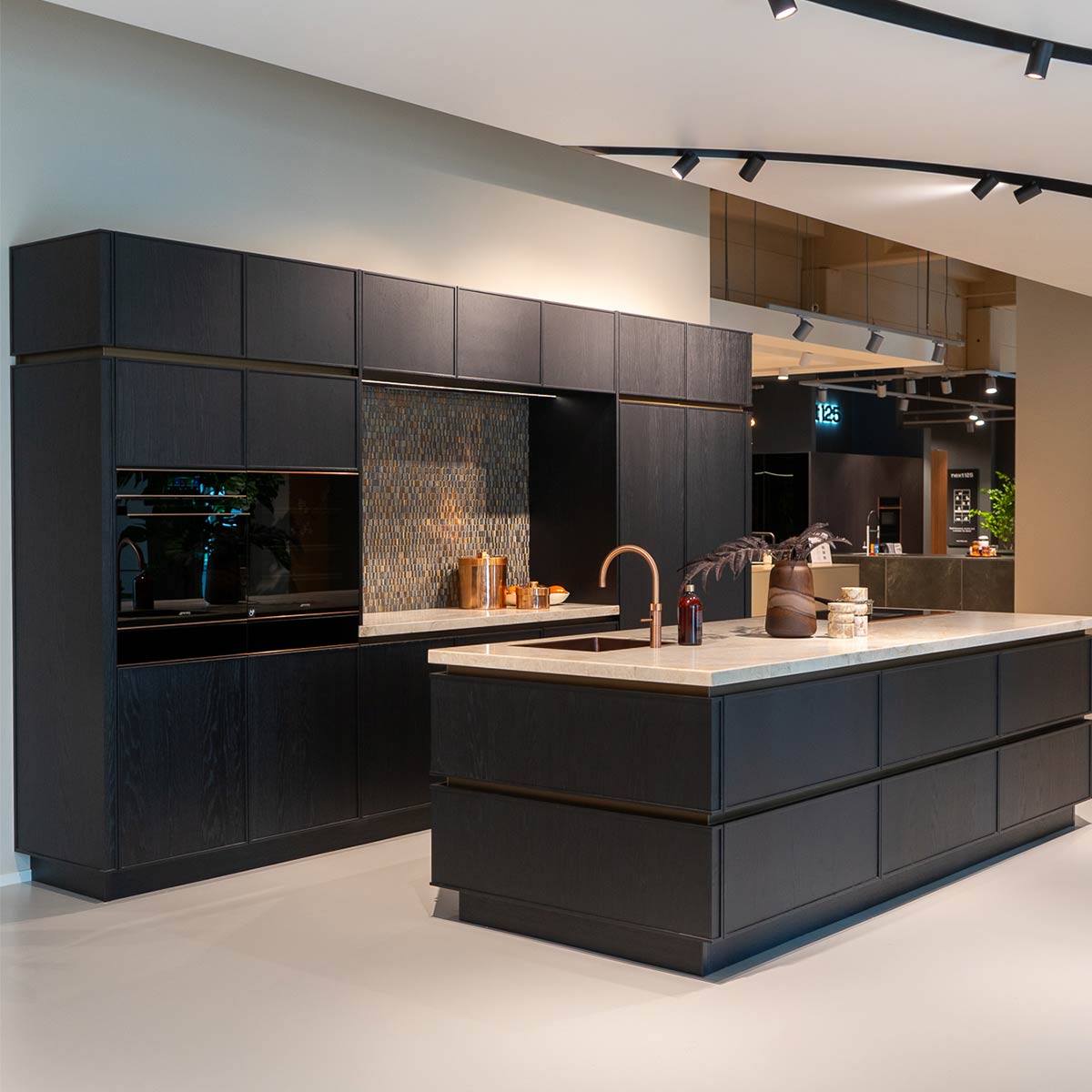 Moderne zwarte keuken met kookeiland, marmeren werkblad, gouden accenten en stijlvolle wandtegels